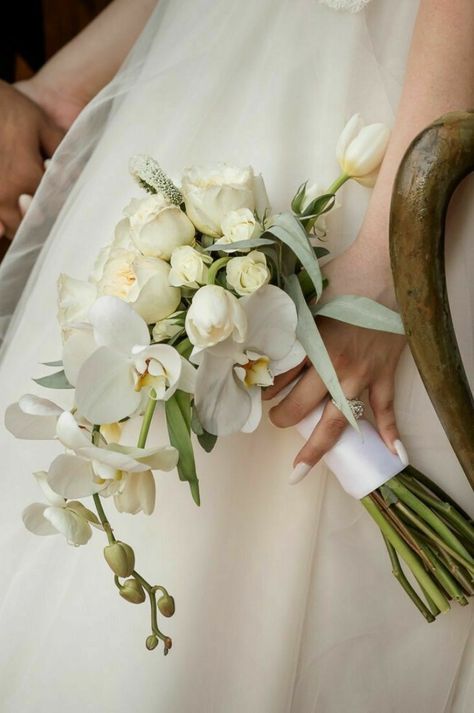 Off White Flower Bouquet, Garden Bouquet Wedding, Bridal Bouquet Ideas White, Simple Bouquet Wedding, Bouquet Of Flowers For Wedding, White Flower Wedding Bouquet, Wedding Flower Bouquets Bridal, Bouquet Wedding White, Bouquet Of Flowers Wedding