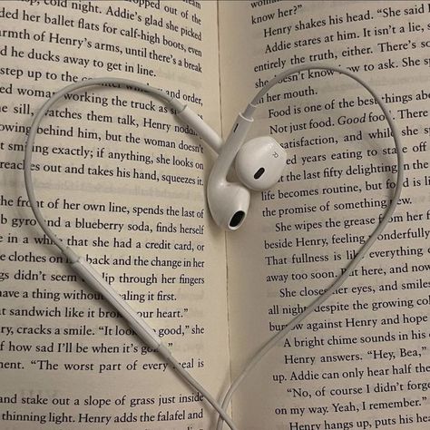 Lovecore Aesthetic, Aesthetic Aesthetic, Book Aesthetic, Aesthetic Pictures, Sofia, Headphones, Pins