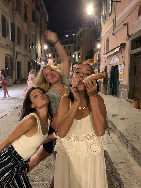 Summer In Italy With Friends, Party In Italy, Italian Boyfriend, Friends In Italy, Gelato Italy, Summer Abroad, Italy Summer, Senior Trip, Europe Summer