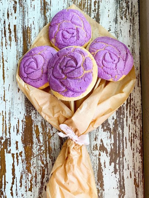 How to make a concha bouquet | Living Mi Vida Loca Flower Conchas Bread, Pan Dulce Bouquet, Concha Bouquet, Concha Recipe, Abuelita Hot Chocolate, Conchas Recipe, Mexican Cookies, Mexican Sweets, Mexican Sweet Breads