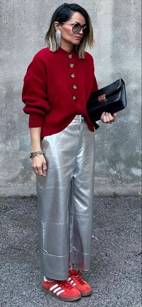 Silver Pants, Taking A Picture, Metallic Pants, Looks Street Style, Red Sweater, Claw Clips, Mein Style, Bucket Hats, Mode Vintage