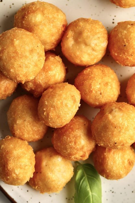 Easy Fried Cheese Balls Recipe (Crispy Bites) Deep Fried Mozzarella Balls, Fried Cheese Balls Recipe, Fried Cheese Balls, Instant Snacks, Cheese Balls Recipe, Cheddar Cheese Ball, Marinara Recipe, Fried Cheese, Cheese Puffs