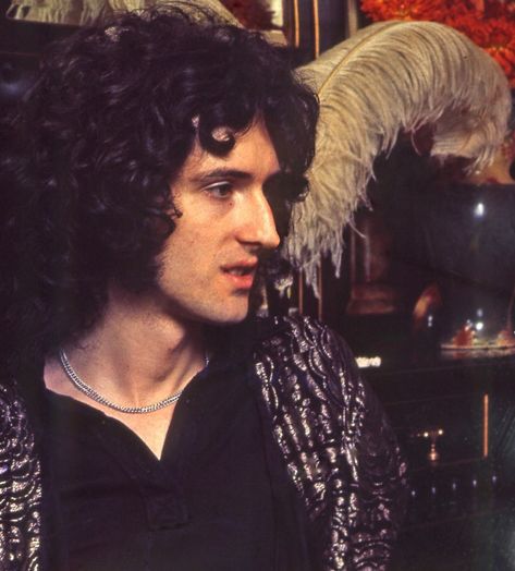 ✧ 𝐛𝐫𝐢𝐚𝐧 𝐦𝐚𝐲 ✧ on Instagram: “gorgeous side profile 😭♥️” Best Guitarist, Queen Photos, John Deacon, Brian May, Queen Band, Killer Queen, I'm With The Band, Save The Queen, Side Profile