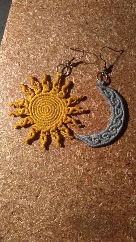 Moon And Sun Crochet, Macrame Jewelry Tutorial, Crochet Jewlery, Macrame Bracelet Patterns, Bijoux Fil Aluminium, Crochet Jewelry Patterns, Crochet Earrings Pattern, Crochet Bracelet, Diy Crochet Projects