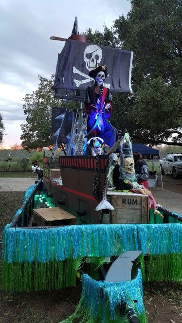 Pirate float. See the shark fin. Halloween Pirates, Pirate Party Decorations, Homecoming Floats, Ship Wreck, Parade Ideas, Poker Run, Lake Fun, Homecoming Parade, Boat Parade