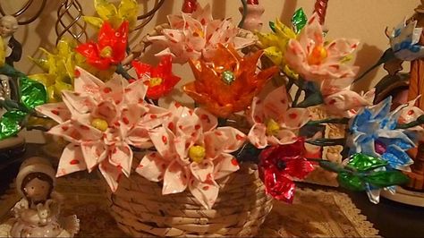 Ysahs Creative Hobby: Flowers Made of Candy Wrapper Sweet Wrappers, Different Kinds Of Flowers, Make Flowers, Candy Wrapper, Chocolate Wrappers, Candy Art, Crafts And Diy, Handmade Paper Crafts, Flower Sculptures