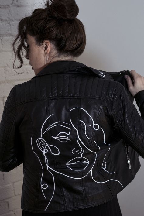 Leather Jacket Painting, Hand Painted Leather Jacket, Painted Leather Jacket, Leather Jacket Girl, Design Jacket, Haine Diy, Painted Denim Jacket, Painted Jacket, Leather Paint