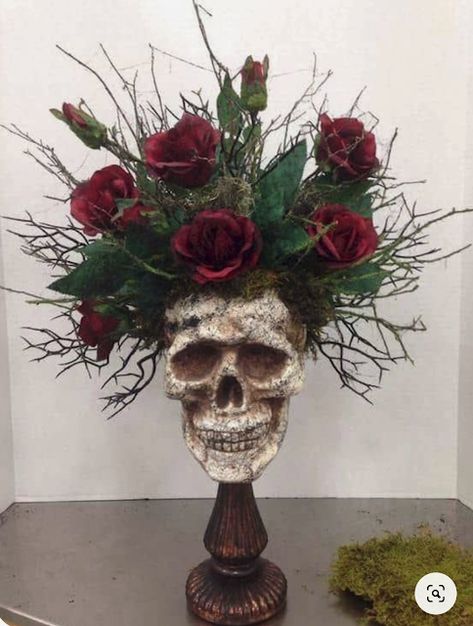 Classy Skull Decor, Moss Skull Diy, Halloween Skull Flower Arrangement, Year Round Halloween Home Decor, Skull Flower Arrangements, Skull Floral Arrangement, Spooky Flower Arrangements, Salal Leaves, Halloween Flower Arrangements