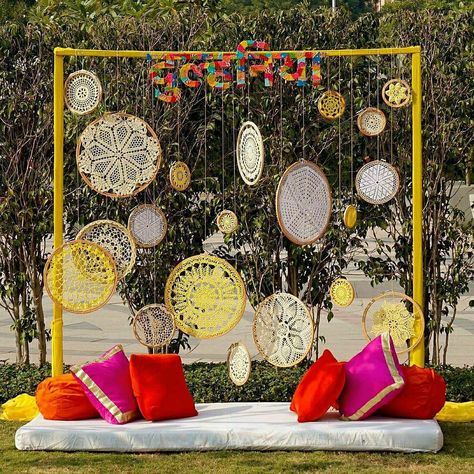 Want some 'dulhaniya' inspiration? This cute little bride's corner is perfect for your Haldi or Mehndi event 💛🧡. Bookmark this right away to show it to your decor vendor. . . . Decor @nosetotailevents Featured on @weddecor.in . . . Follow us for more decor inspiration for your dream wedding.First premium page for all your decor fantasies. Tag us @weddecor.in to get featured. Email your original work at 💌 weddecorindia@gmail.com #weddecor #intimatemehndi #intimateweddings #haldidecor #mehn Old School Wedding, Mehendi Decor Ideas, Haldi Decor, Wedding Background Decoration, Desi Wedding Decor, Wedding Backdrop Decorations, Mehndi Decor, Haldi Ceremony, Wedding Stage Decorations