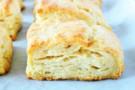 These flaky, homemade buttermilk biscuits are seriously easy to make and come together in less than 15 minutes! They're soft and fluffy, with layer upon layer of buttery, flaky goodness! Make them for breakfast or use a side dish recipe! #butterbiscuits #buttermilkbiscuits #biscuits #biscuitrecipe #breakfastideas Flakey Biscuits, Southern Buttermilk Biscuits, Homemade Buttermilk Biscuits, Buttermilk Biscuits Recipe, Flaky Biscuits, Heirloom Recipes, Biscuit Bake, Homemade Biscuits, Buttermilk Biscuits