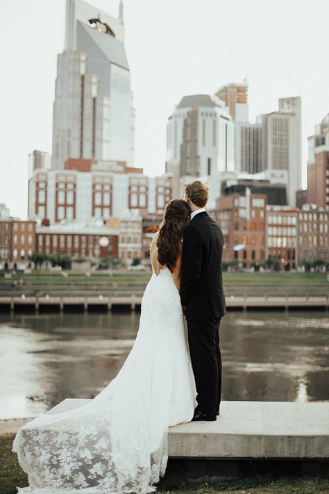 Bride & Groom at Classic Downtown Wedding in Nashville | Janelle Elise Photography | The Pink Bride®️️ www.thepinkbride.com Downtown Nashville Wedding Photos, Nashville Wedding Photos, Downtown Nashville Engagement Pictures, Nashville Courthouse Wedding, Wedding Photos Downtown, Downtown Nashville Photoshoot, Nashville Engagement Photos Downtown, Downtown Wedding Photos, Nashville Photos