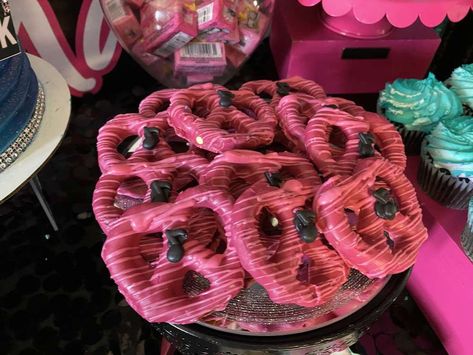 Tik Tok Party Food Ideas, Tik Tok Birthday Party Ideas, Tik Tok Birthday Party, Tik Tok Party, Tik Tok Birthday, Tiktok Party, Tiktok Birthday, Slime Birthday, Boy Party Favors