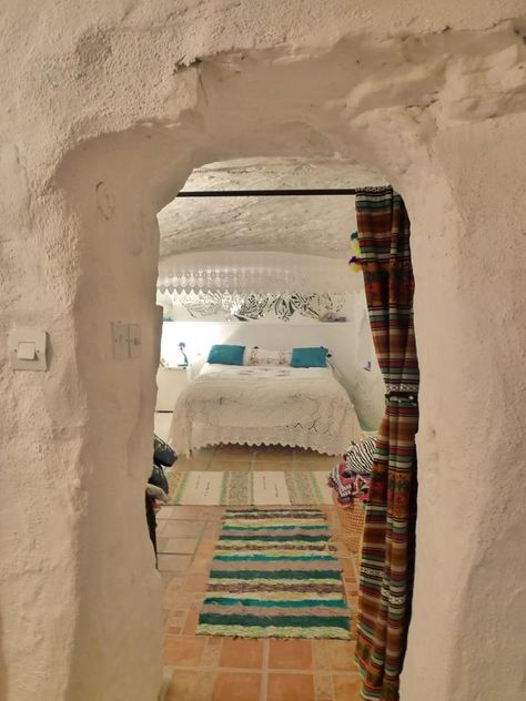 this morning I woke in our Spanish cavehouse! photo http://www.underthethatch.co.uk/cave Bedroom Cave, Cave Houses, Average Home, Earthship Home, Natural Homes, Greek House, Adobe House, Cave House, Cob House