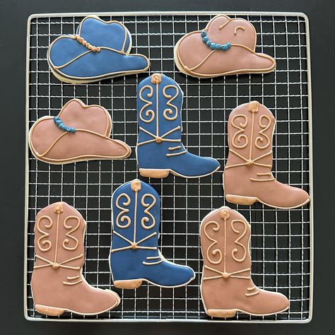 Yeehaw! 🤠 Channeling the cowboy spirit with these boot and hat cookies inspired by the Warner Bros. movie ‘Horizon’ starring Kevin Costner. Giddy up for a taste of the wild west! @lauraloueats . . . . #SweetTreats #bakedgoods #sweetlife #edibleart #dessert #desserts #pastryarts #bakingmagic #cookieart #handcraftedtreats #cookiecreation #craftedbyhand #sweetartistry #homebaker #MagicalMoments #bakedgoods #cookies #sugarcookies #sweets #sonacorn #magical #delights #HorizonMovie #KevinCostner ... Blue Cowboy Boots, Cow Cookies, Royal Icing Decorated Cookies, Hat Cookies, Brown Cowboy Boots, Flower Cookies, Cookie Art, Edible Art, Sweet Life