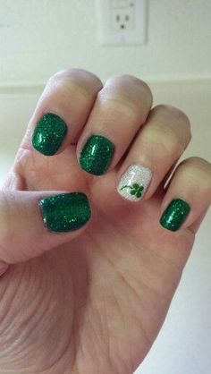 St Patricks Nail Designs, Shamrock Nails, Irish Nails, Saint Patrick Nail, Unghie Sfumate, St Patricks Day Nails, Fingernail Designs, Nail Art For Beginners, St. Patricks Day