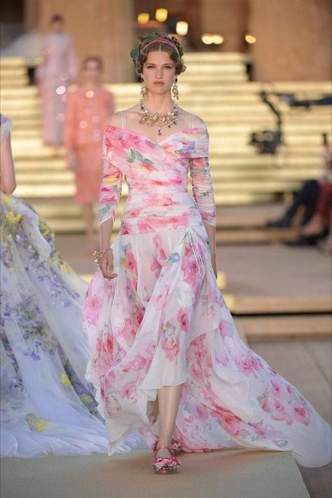 Dolce And Gabbana 2019, Dolce And Gabbana Alta Moda, Dolce Gabbana Alta Moda, Prom Dress Couture, Haute Couture Looks, 2019 Couture, Couture Looks, Vogue China, Dior Haute Couture