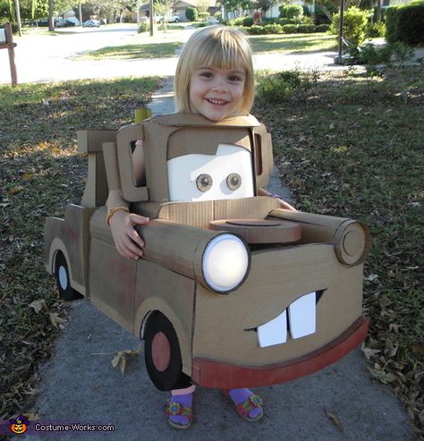 Mater the Tow Truck - Creative Halloween Costume Cars Halloween Costume, Diy Baby Halloween Costumes, Car Costume, Cardboard Costume, Halloween Costumes 2014, Cardboard Car, Halloween Costumes To Make, Tow Mater, Easy Diy Costumes