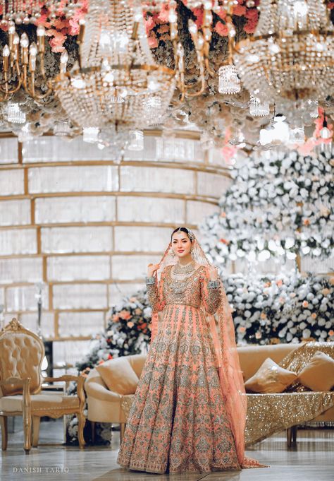 Hania Amir Dresses, Pakistani Wedding Dance, Mere Humsafar, Actress Wedding, Bride Groom Photoshoot, Groom Photoshoot, Shadi Dresses, Fashion Design Books, Hania Amir