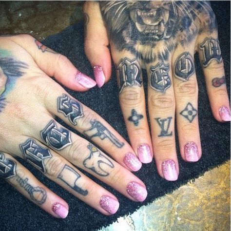 Jeffree star gradient nails Jeffree Star Tattoos, Finger Tattoos Ideas, Knuckle Tattoo, Fonts For Tattoos, Tattoos Fonts, Wörter Tattoos, Toe Tattoos, Tiny Tattoos For Women, Small Finger Tattoos