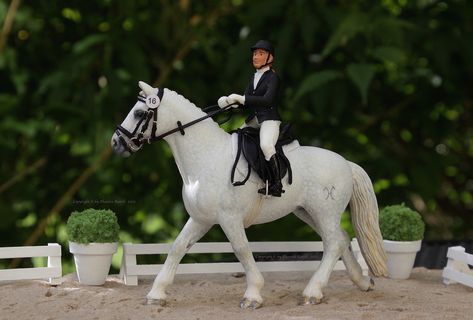 Schleich Dressage | Customized Schleich horse with handmade tack and prop Schleich Horse Ideas, Scheilch Horses, Schleich Crafts, Schleich Photography, Schleich Horses Stable, Diy Horse Barn, Schleich Horses, Bryer Horses, Breyer Horse