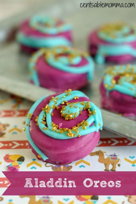 Celebrate the new Aladdin movie with these adorable new Aladdin Oreos recipe.  They're easy to make and all you need is Oreos, colored chocolate melts, and sprinkles! #aladdin #oreo #recipes Aladdin Birthday Party, Disney Inspired Food, Chocolate Dipped Oreos, Dipped Oreos, Oreo Recipes, Special Desserts, Family Movie, Snacks Für Party, Family Movie Night