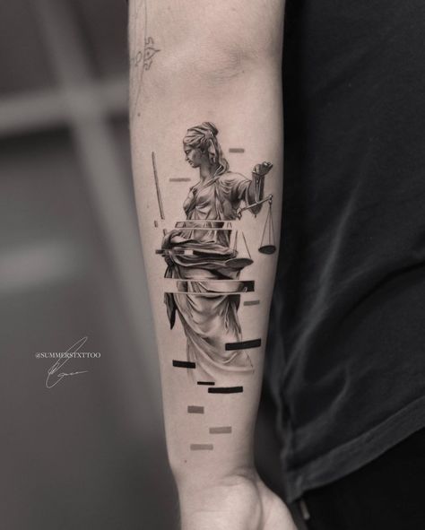 Tricep Tattoos, Underarm Tattoo, Justice Tattoo, Cool Tattoo Ideas, Mangas Tattoo, Modern Art Tattoos, Rose Tattoos For Women, Statue Tattoo, Lady Justice