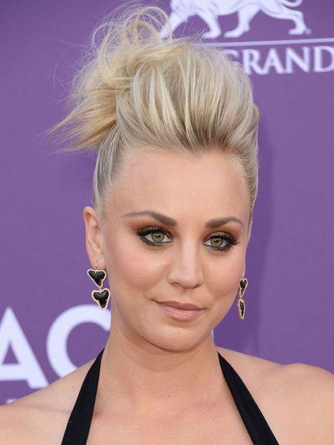 Pompadour Hairstyle Women, Pompadour Hair, Short Thick Wavy Hair, Kaley Cuoco Hair, Casual Updo, Melissa Rauch, Pompadour Hairstyle, Roll Hairstyle, Face Shape Hairstyles