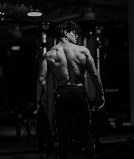 Gym Duo Poses Men, Men Back Muscles Aesthetic, Men Workout Aesthetic, Physique Male Fitness, Gym Aesthetic Men, Biceps Aesthetic, Burning Background, Fitness Shoot Ideas, Aesthetic Bodybuilding