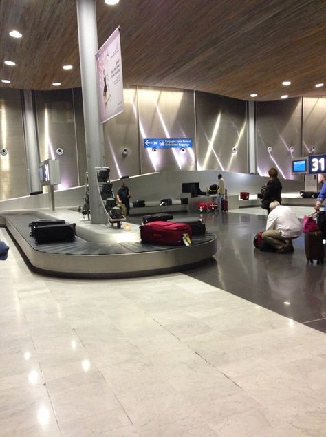 Le premier jour en France, quand je suis arrivé à l'aéroport Charles de Gaulle. Travel International, Fairy Grunge Aesthetic, Charles De Gaulle Airport, Post Insta, Toronto Travel, Aesthetic Travel, Concrete Jungle, Travel Aesthetic, Portugal