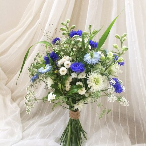 Cornflower Wedding Bouquet, Cornflower Wedding, Cornflower Blue Wedding, Wildflower Bridal Bouquets, Bouquet Of Wildflowers, Bohemian Wedding Bouquet, August Flowers, White Wildflowers, Bouquet Champetre