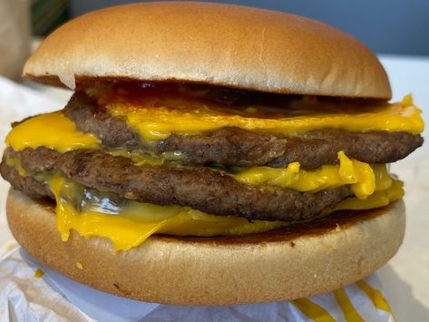 Mcdonald's Cheeseburger, Cheeseburger Mcdonalds, Triple Cheeseburger, Uk Breakfast, Mcdonalds Uk, Cooking Without Oil, Burger Night, Popular Side Dishes, Fast Food Items