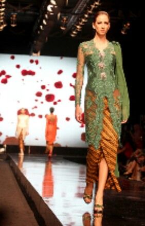 Classic Indon kebaya Vera Kebaya, Renda Kebaya, Indonesian Kebaya, Mode Batik, Brokat Modern, Dress Brokat Modern, Kebaya Lace, Kebaya Wedding, Modern Kebaya