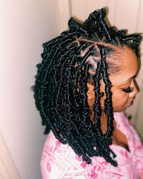 1111Ling-Ling 💅🏾💖🥠 on Instagram: “Butterfly Locs w/ Triangle Parts 🦋🤩💗” Triangle Part Locs, Triangle Parts, Butterfly Locs, Faux Locs Hairstyles, Locs Hairstyles, Faux Locs, Locs, Hair Ideas, Braids