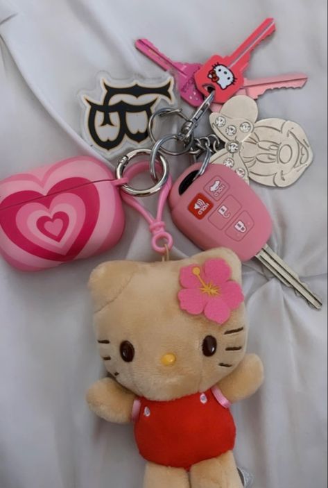 Cute Car Keychain Ideas, Hello Kitty Car Keys, Car Astethic Interior, Car Hello Kitty, Plushie Backpack, Hello Kitty Car Accessories, Pink Car Accessories, Hello Kitty Car, Hello Kitty Keychain