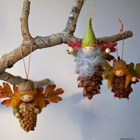 (via solountip) It’s time to decorate with Christmas ornaments…is there any better option that crafts made by children? If you are near the countryside, pick up some pinecones because we bring you several ideas to turn them into another thing. The most complicated example: those goblins who are writing their letter to Father Christmas. They are […] Acorn Crafts, Diy Pinecone, Pinecone Ornaments, Fairy Crafts, Cones Crafts, Pine Cone Crafts, Ornament Tutorial, Autumn Crafts, Nature Crafts