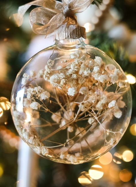 What To Put In Clear Ornaments, Creative Christmas Ornaments Diy, Clear Ornament Filler Ideas, Christmas Glass Ornaments Diy Ideas, Diy Clear Ornaments Christmas, Pretty Diy Christmas Ornaments, Diy Ornament Gift Ideas, Diy Ornament Exchange Ideas, Clear Ornament Diy Ideas