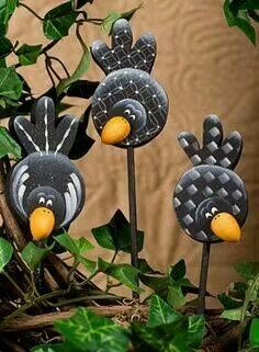 Too cute. Decorative Painting Patterns, Black Birds, Tin Can Crafts, ดินปั้น Polymer Clay, Aluminum Cans, Country Paintings, On A Stick, Can Crafts, Tole Painting