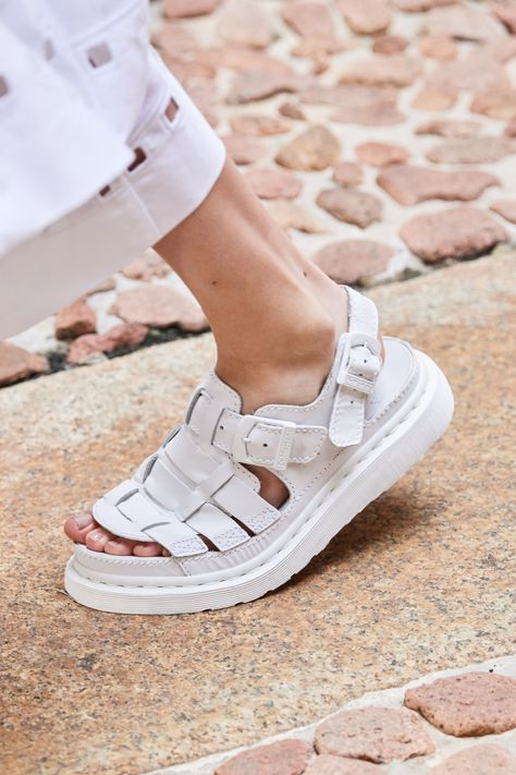 Mario Dice, Perfect Sneakers, 2021 Fashion, Aesthetic Shoes, Leather Shoes Woman, Casual Chic Style, Beach Shoes, Stylish Shoes, Look Chic