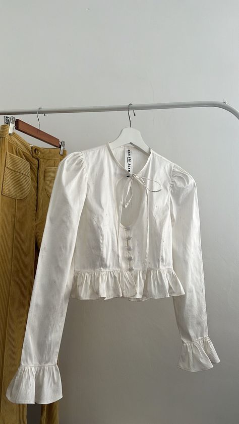 Poet Blouse Aesthetic, Cute White Blouses, Fall Dress 2023, Interesting Blouses, Blouse Aesthetic, White Blouse Outfit, White Blouses, Tie Collar, Summer Blouse