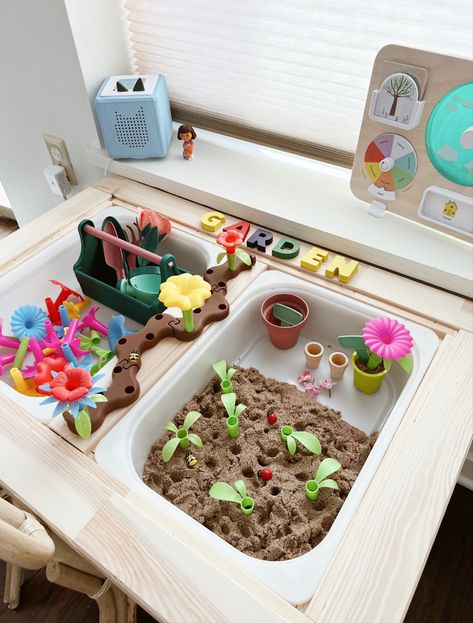 Toddler sensory play activity Garden Sensory Table, Easy Flisat Ideas, Theme Sensory Bin Ideas, Less Mess Sensory Bin, Easy Flisat Table Activities, Sensory Table Set Up, Homemade Sensory Table, Flisat Ikea Table Activities, Ikea Flisat Sensory Table Ideas