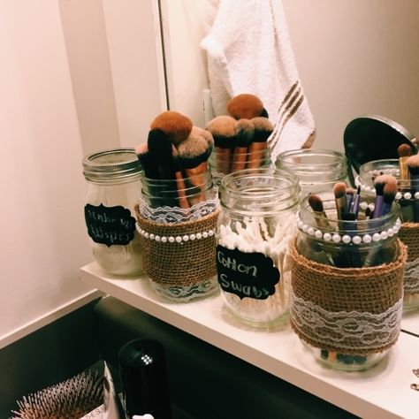 diy lace, pearl and burlap mason jar makeup brush holders! easy and simple country craft! Diy Makeup Wipes, Vanity Organization Diy, Drawer Organisation, Country Makeup, Makeup Room Diy, Diy Brush Holder, Pretty Jars, Diy Makeup Brush Holder, Makeup Tables