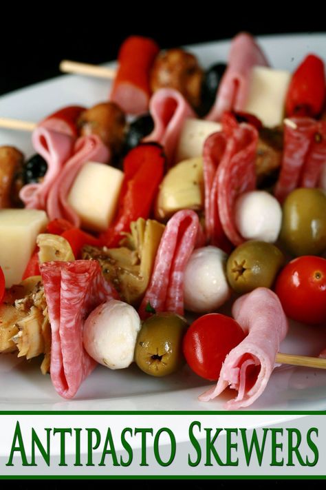 Several antipasto skewers - meats, cheeses, olives, and more - on a plate. Skewers Appetizers Cold, Easy Antipasto, Antipasto Kabobs, Cold Finger Foods, Charcuterie Appetizers, Mediterranean Recipes Healthy, Antipasto Skewers, Skewer Appetizers, Marinated Mushrooms