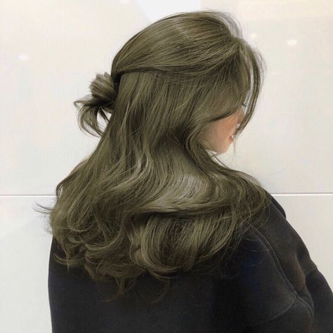 Olive Color Hair, Olive Hair Colour, Green Hair Girl, Olive Hair, Dark Green Hair, Green Hair Dye, Korean Hair Color, Brown Hair Dye, Pretty Hair Color