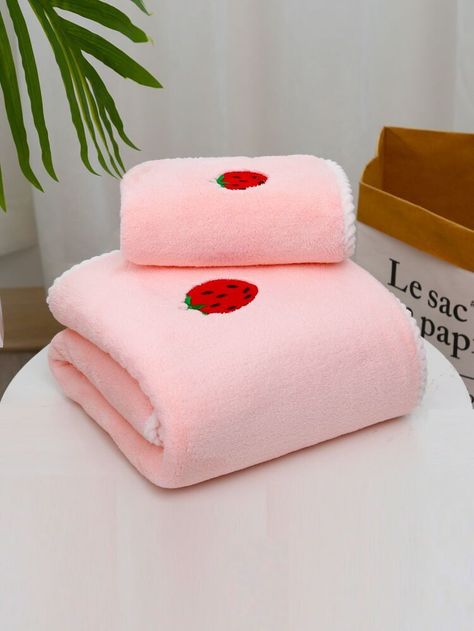 Kawaii Bathroom Accessories, Cute Bathroom Items, Kawaii Bathroom Decor, Strawberry Themed Bathroom, Kawaii Bathroom Ideas, Strawberry Bathroom Decor, Strawberry Room Decor, Lovecore Room, Towels Aesthetic