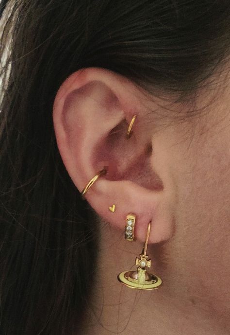 Anti-helix Conch Triple lobe Ear Vivienne Westwood Earrings Heart Boucles d'oreilles Anneau gold Ear Piercings Lobe Triple, Triple Piercing Ear, Tragus Piercing Jewelry Gold, Ear Piercings 3 Lobe Earrings, Triple Lobe Styling, Triple Lobe And Conch Piercing, Vivienne Westwood Earrings Aesthetic, Ear Lobe Piercings Triple, Vivienne Westwood Earrings In Ear