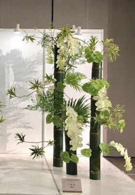 Floral Ideas ExtraOrdinary Bamboo Theme Tall Floral Arrangements For Home, Floral Decoration Ideas, White Shower Tile Ideas, Ikebana Wedding, Fresh Flower Arrangement, Arreglos Ikebana, Contemporary Flower Arrangements, Tropical Floral Arrangements, Shower Tile Ideas