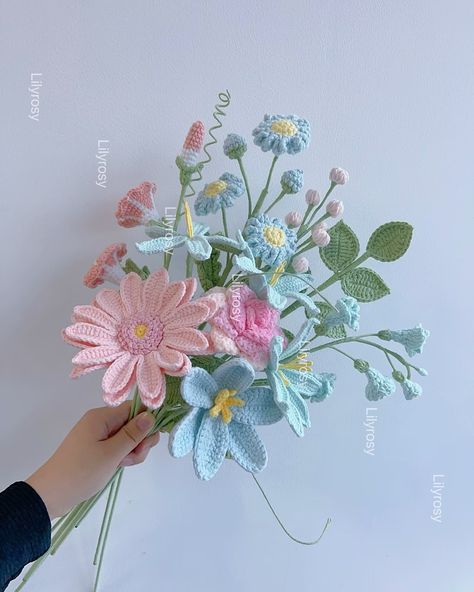 Crochet gerbera bouquet 💐 Ingredients: tulip, daisy, rain lily, gerbera, rose, freesia, snowberry, morning glory, foliages Patterns link in bio, Dm for custom❤️ #preservedflowers #crochetbouquetflower #giftforher #weddingflowers #weddingbouquet #handmadegifts #customgifts #tuilp #sunflower #rose #homedecor #crochetpattern #giftideas #birthdaygifts #celebrationgift #crochetflowers #flowerwholesale #wedding Daisy And Sweet Pea, Crochet Gerbera, Birth Month Bouquet, April Birth Month, Gerbera Bouquet, Bouquet Birthday, Rain Lily, April Birthday, Holiday Flower