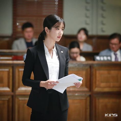 Prosecutor Outfit, Law School Kdrama Wallpaper, Entertainment Lawyer Aesthetic, Lawyer Aesthetic Female In Court, Defense Lawyer Aesthetic, Lawyer Korean, Actress Career, Women Lawyer, Law School Inspiration