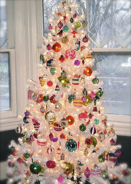 Shiny Brite ornaments on a white tree White Christmas Tree Decorations, Vintage Christmas Tree Decorations, Retro Christmas Decorations, Dreaming Of A White Christmas, Christmas Dreaming, Modern Christmas Tree, A White Christmas, White Christmas Trees, Christmas Tree Inspiration