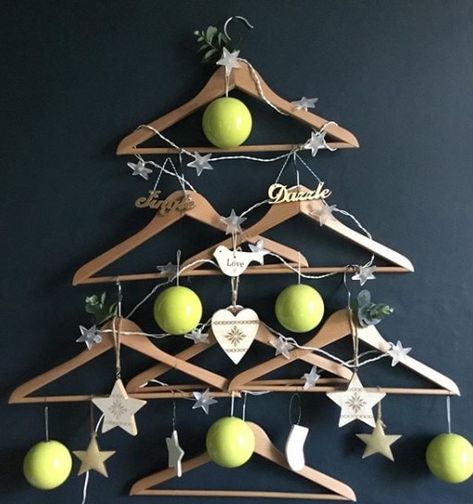 Christmas Coat Hanger Decorations, Alternative Christmas Tree Ideas, Christmas Shop Displays, Ladder Christmas Tree, Climbing Dome, Ideas Decoracion Navidad, Hanger Christmas Tree, Hanger Christmas, Pallet Christmas Tree